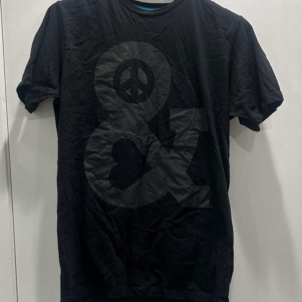 Threadless “Peace & Love” Graphic T-Shirt – Men’s Medium
